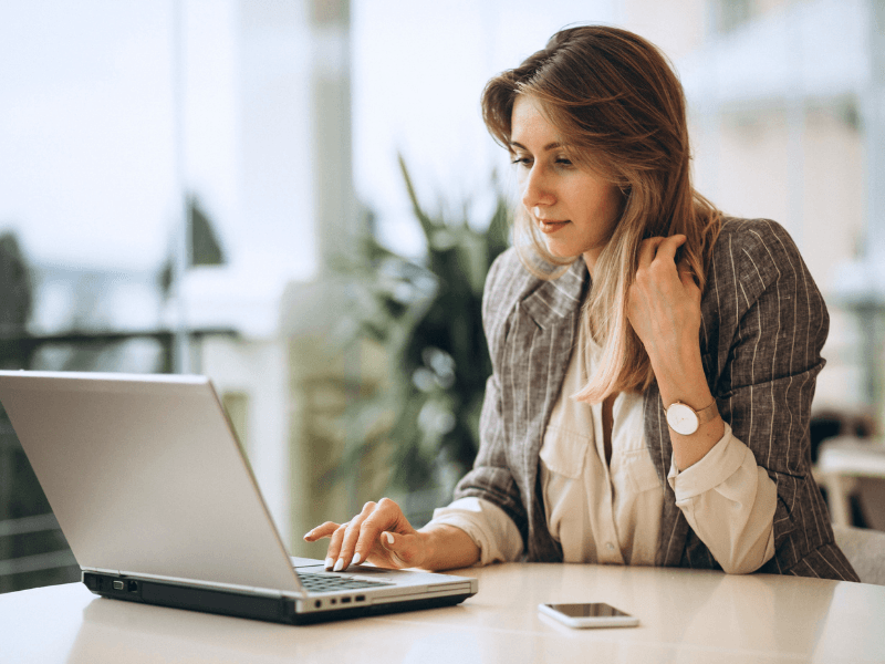 Eventmanager die achter haar laptop een event regelt in MiceBird